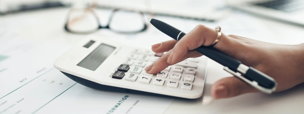 Księgowość przeliczenia na&nbsp;kalkulatorze